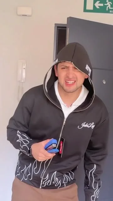 Jexs wearing a black hoodie in a TuManag3r video