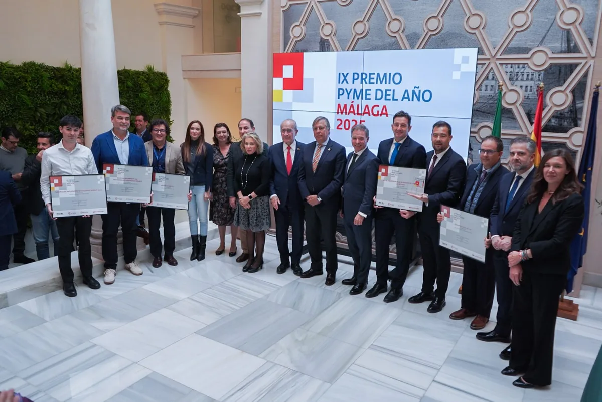 Participants and award recipients pose with certificates at the 2025 Málaga SME of the Year ceremony