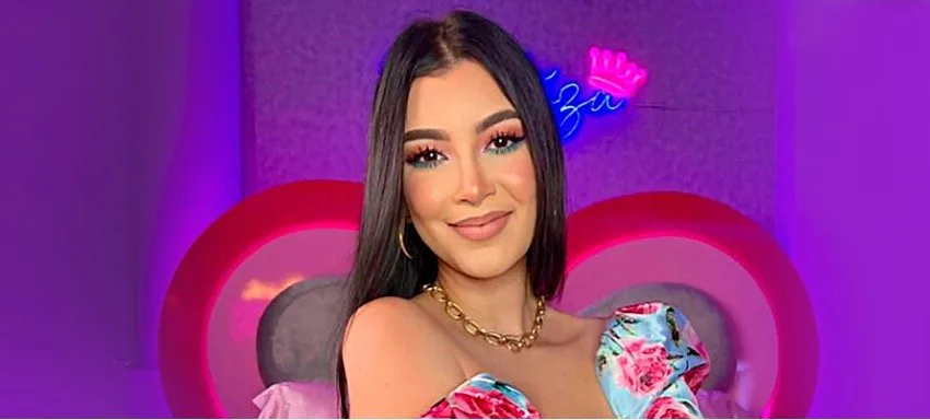 Retrato de una mujer ante un fondo violeta y rosa