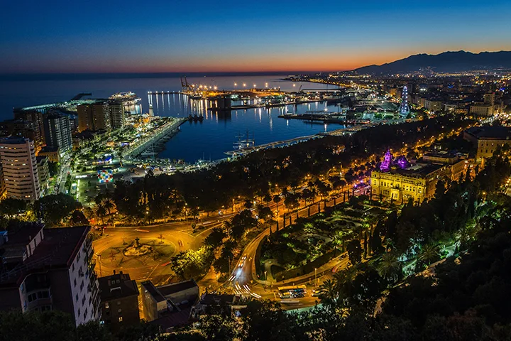 Vista nocturna del puerto y la ciudad de Málaga