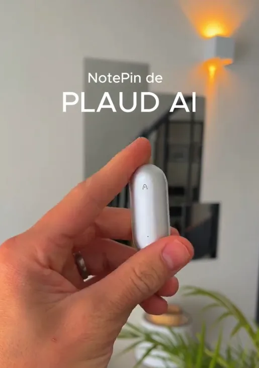 Una mano sostiene el dispositivo NotePin de PLAUD AI