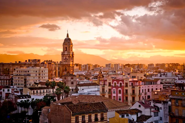 Vista de los tejados y la catedral de Málaga al atardecer